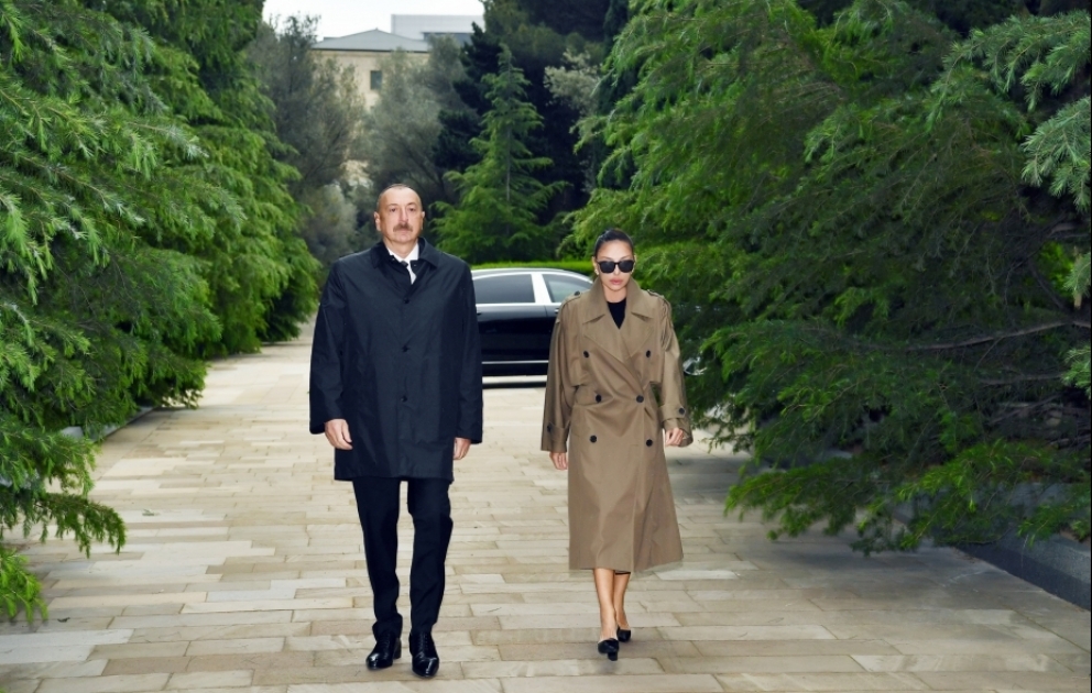 Prezident İlham Əliyev və birinci xanım Mehriban Əliyeva ulu öndər Heydər Əliyevin məzarını ziyarət ediblər