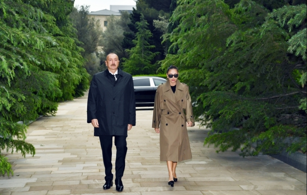 Le président Ilham Aliyev et la première dame Mehriban Aliyeva se recueillent devant la tombe d’Heydar Aliyev