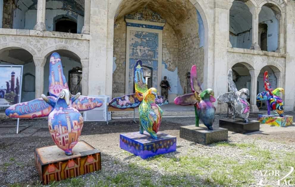 Beynəlxalq incəsənət festivalının rəssamları işğaldan azad olunan ərazilərdə “Xarıbülbül” maketlərini ərsəyə gətiriblər