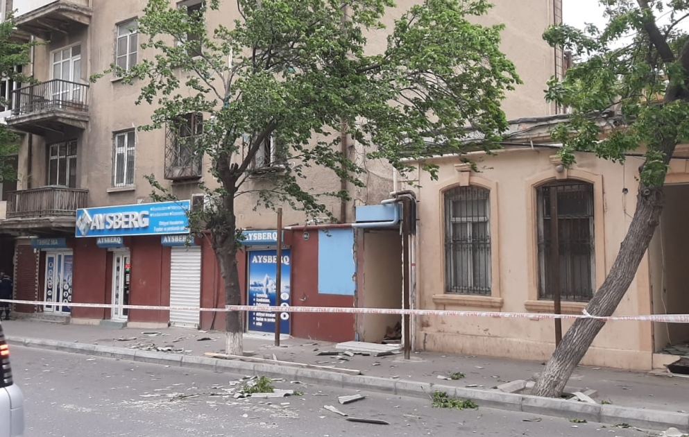 FHN: Bakıda güclü küləyin əsməsi bir sıra fəsadlara yol açıb