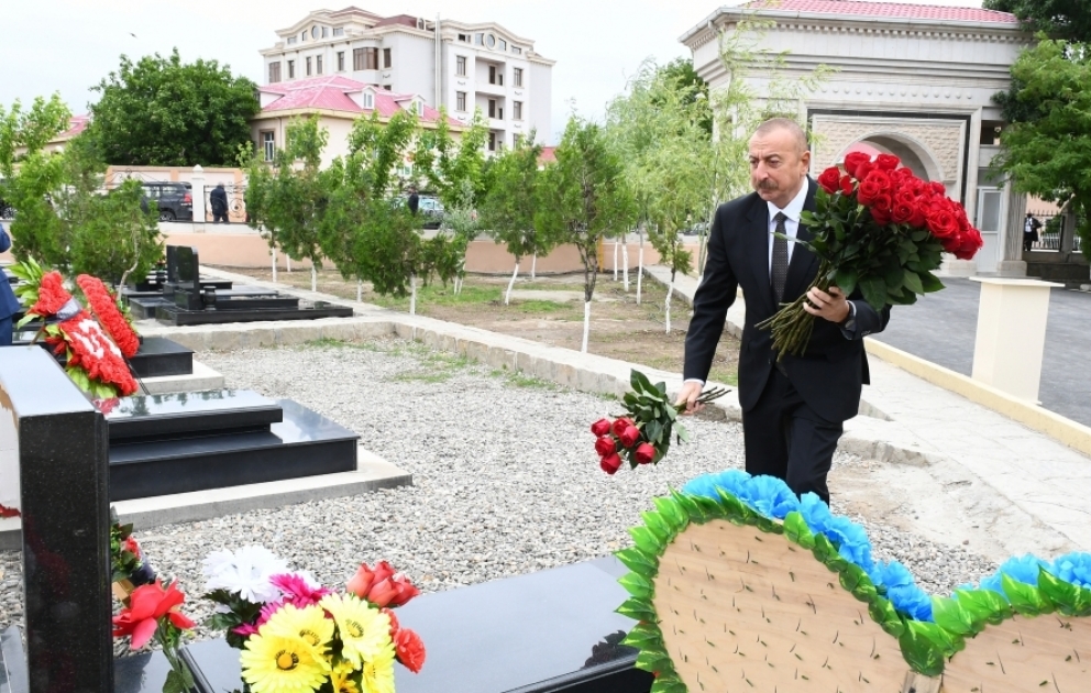 Prezident İlham Əliyev Naxçıvan şəhər qəbiristanlığında Vətən müharibəsi şəhidlərinin məzarlarını ziyarət edib