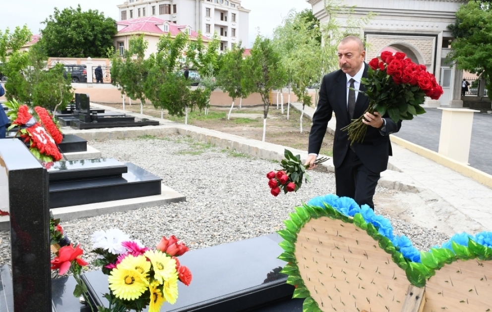 Президент Ильхам Алиев посетил могилы шехидов Отечественной войны на Нахчыванском городском кладбище