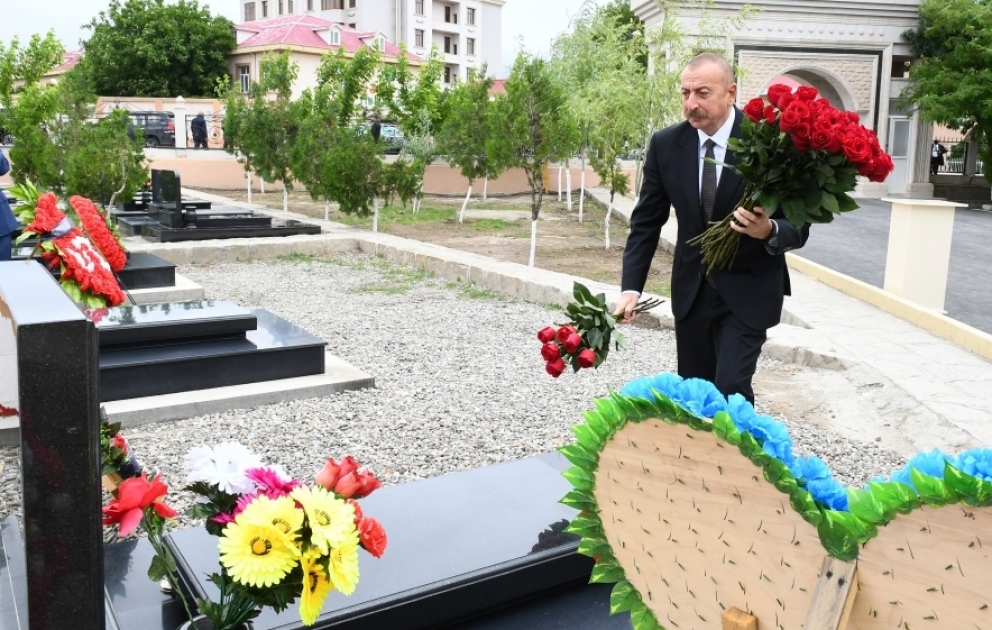 Le président Ilham Aliyev visite le cimetière urbain de Nakhtchivan, où gisent les martyrs de la Guerre patriotique