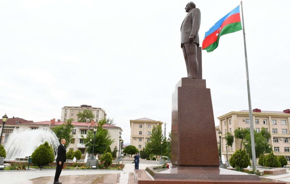 Nakhtchivan : le président de la République se recueille devant le monument d’Heydar Aliyev