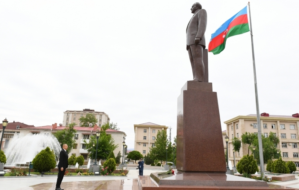 President Ilham Aliyev visited statue of national leader Heydar Aliyev in Nakhchivan