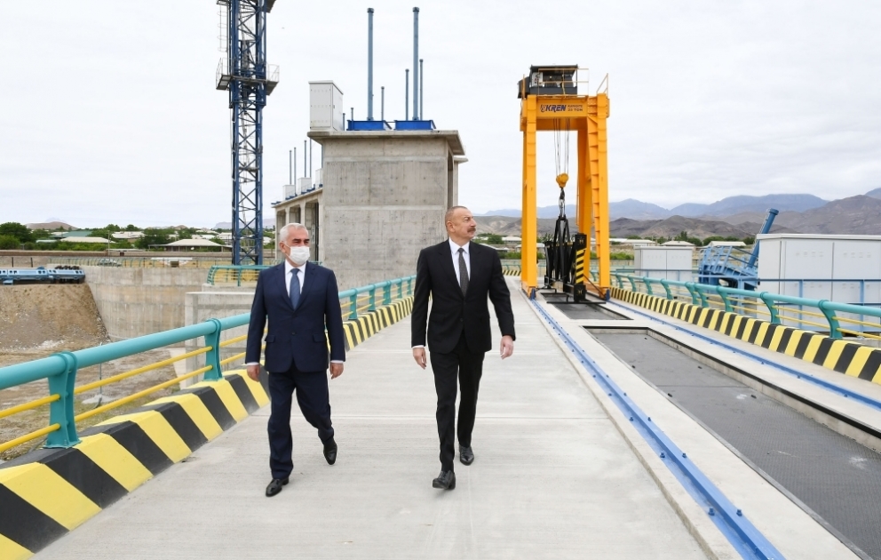 Präsident Ilham Aliyev macht sich mit Bauarbeiten am Wasserkraftwerk Ordubad vertraut