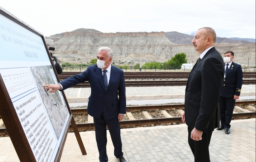 Präsident Ilham Aliyev lernt Eisenbahnstation Ordubad kennen