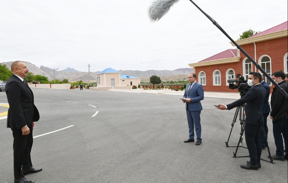 Präsident Ilham Aliyev gibt dem aserbaidschanischen Fernsehsender Interview