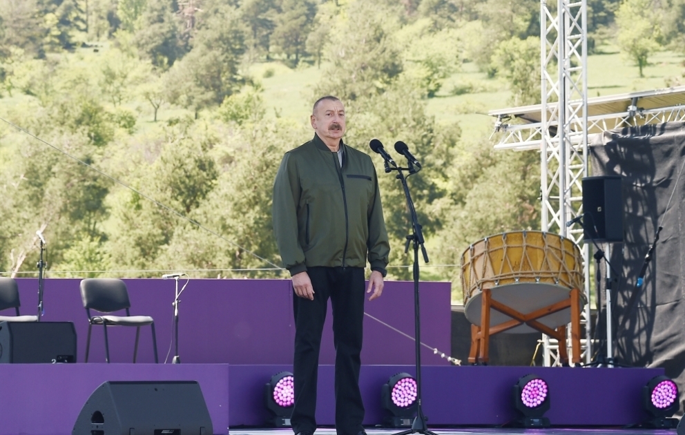 Präsident Ilham Aliyev und First Lady Mehriban Aliyeva nehmen am Musikfestival "Khari-Bulbul" in Schuscha teil