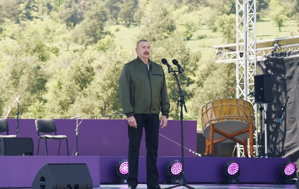 Le président Ilham Aliyev et la première dame Mehriban Aliyeva assistent à l’ouverture du festival de musique de Kharybulbul