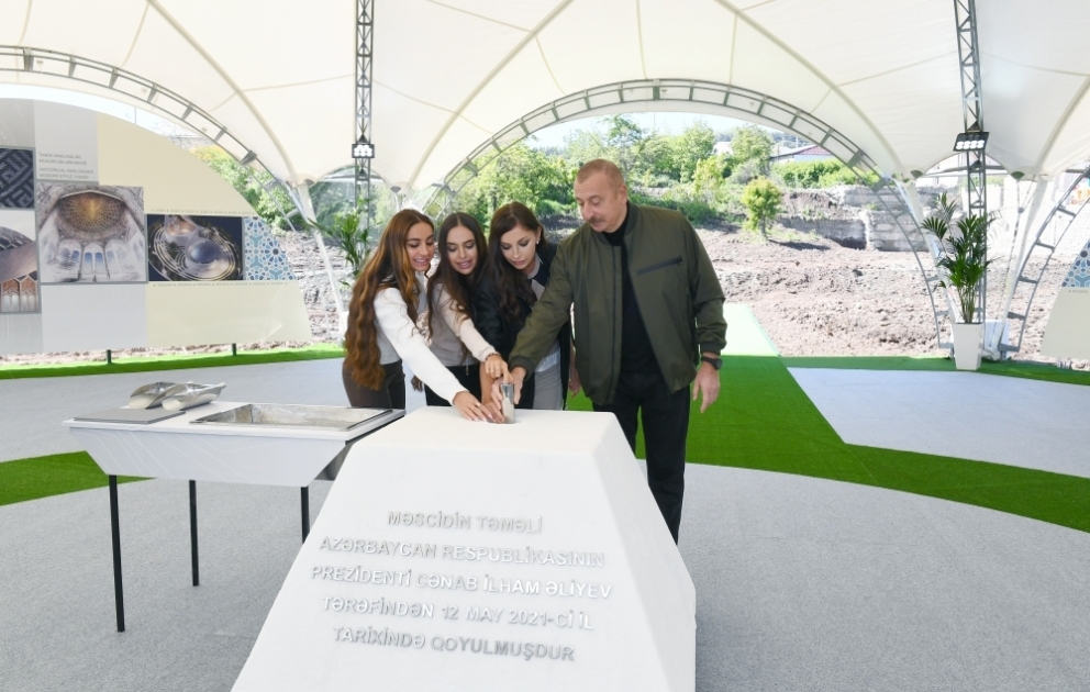 Präsident Ilham Aliyev legt den Grundstein für eine neue Moschee in Schuscha