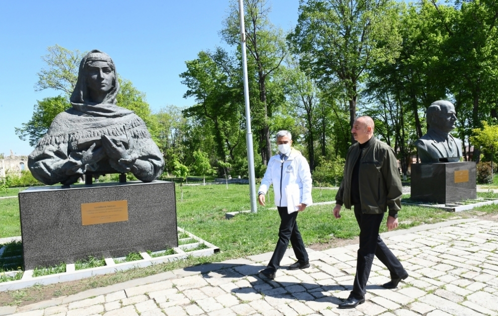 Präsident Ilham Aliyev besucht Gelände vor dem Palast “Khan Gizi Natavan“ in Schuscha
