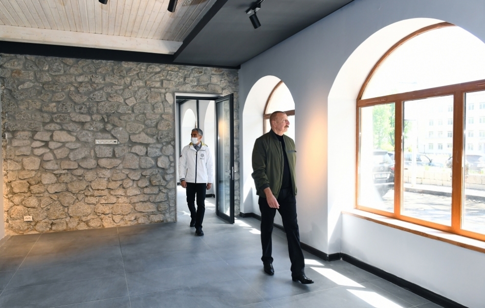 Präsident Ilham Aliyev inspiziert Arbeiten, die an der Schuscha Kunstgalerie durchgeführt werden