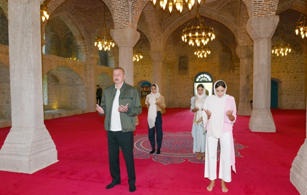 Le président Ilham Aliyev visite la Mosquée Youkhari Gövheragha à Choucha