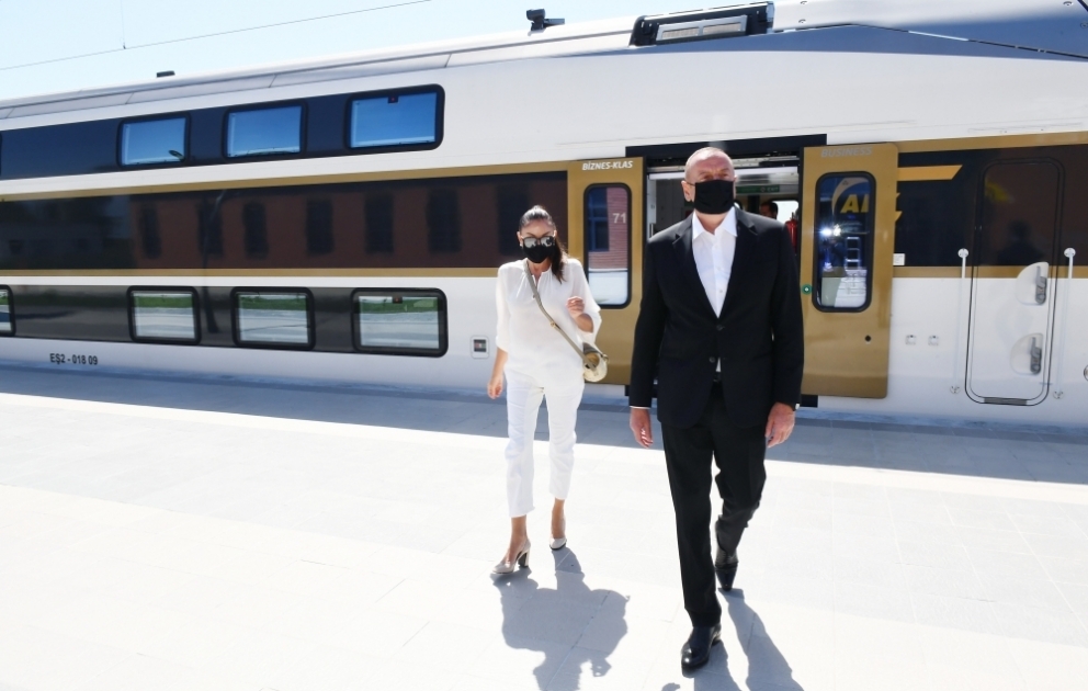 Präsident Ilham Aliyev weiht Bahnhof Gabala ein