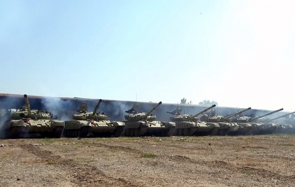 Təlimə cəlb edilən tank bölmələri tapşırıqları yerinə yetirirlər