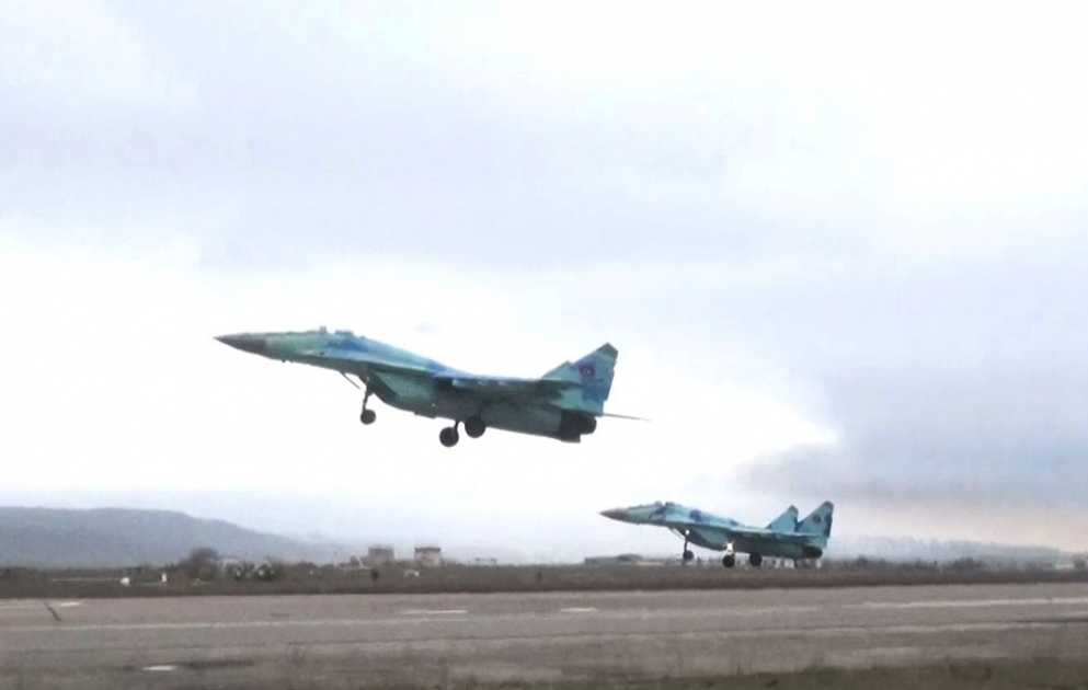 Təlimlərdə döyüş aviasiya vasitələrinin yerdəyişməsi həyata keçirilir
