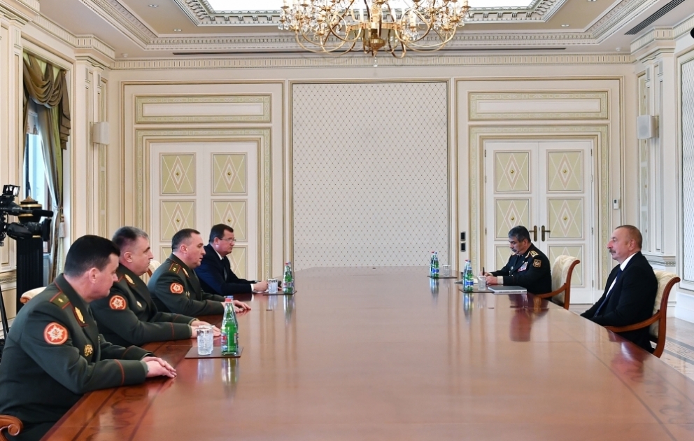 Le président Ilham Aliyev reçoit le ministre biélorusse de la Défense