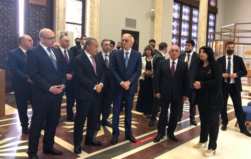 Azərbaycanın Baş nazirinin rəhbərlik etdiyi nümayəndə heyəti Moskva Xalq Təsərrüfatı Nailiyyətləri Sərgisindəki “Azərbaycan” pavilyonunda olub