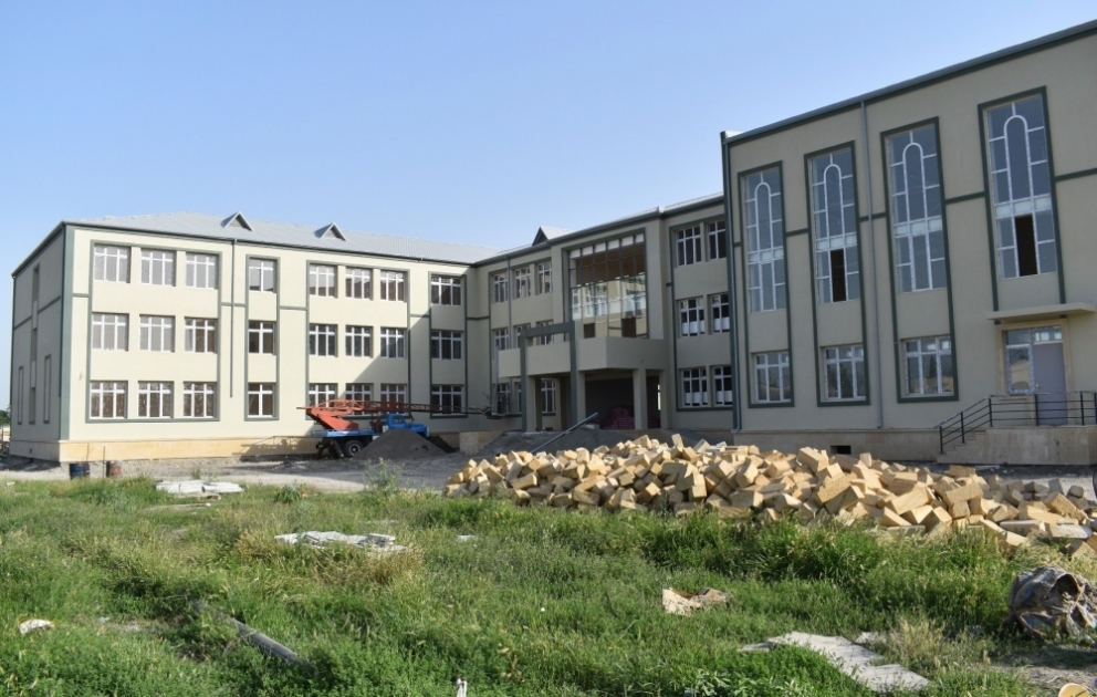 Bərdənin Qaradəmirçi kəndində inşa edilən yeni məktəb binasında son tamamlama işləri görülür