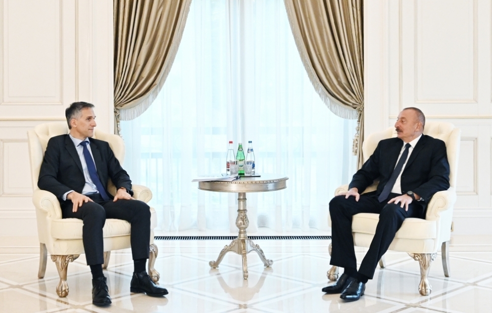 Prezident İlham Əliyev “Signify” şirkətinin baş icraçı direktorunu və digər nümayəndələrini qəbul edib