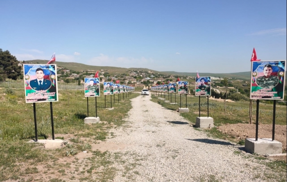 Qobustanın Sündü kəndinin yolunu şəhidlərimizin fotoları olan lövhələr bəzəyir