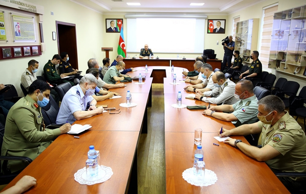 Hərbi attaşelər düşmənin dövlət sərhədindəki təxribatı barədə məlumatlandırılıb