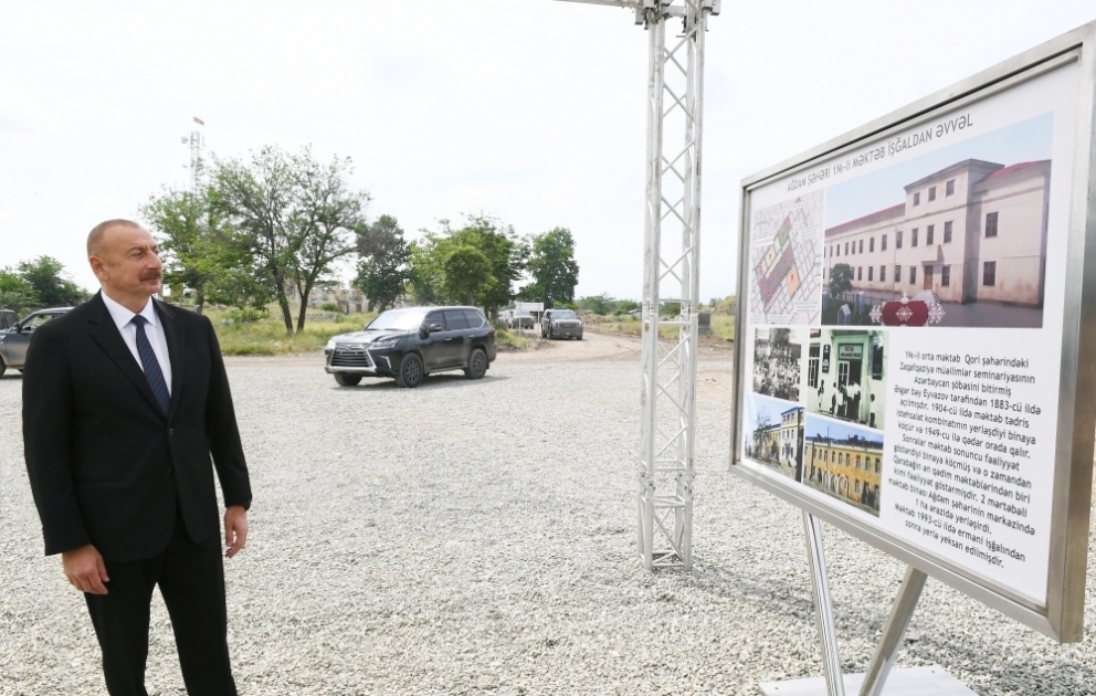 Präsident Ilham Aliyev legt Grundstein für neues Schulgebäude in Aghdam