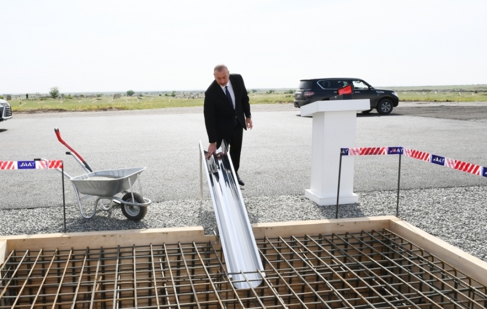 Déplacement du président azerbaïdjanais Ilham Aliyev à Aghdam 
La première pierre de la route Berdé-Aghdam a été posée