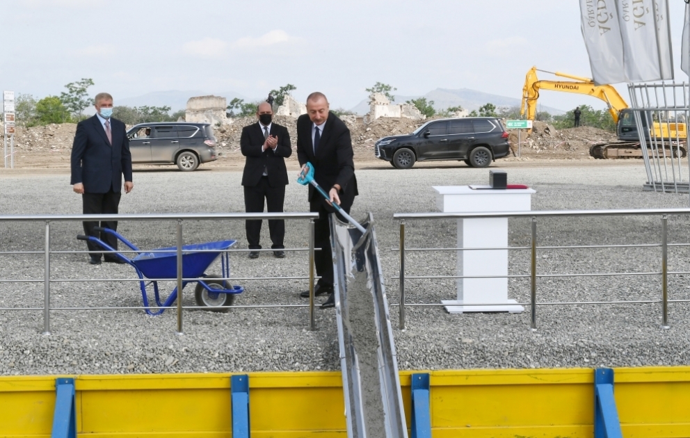 Le président de la République pose la première pierre du premier immeuble résidentiel à Aghdam