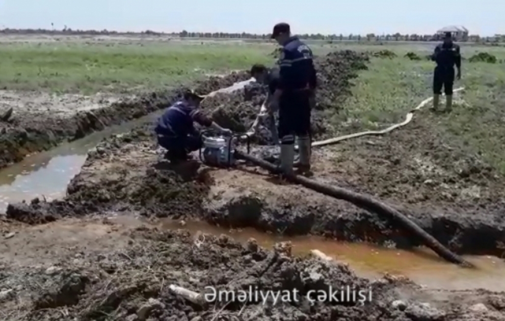 FHN: Ağcabədi rayonunun Taxtakörpü qəsəbəsində həyətyanı sahələrə dolmuş yağış suları çəkilərək kənarlaşdırılıb