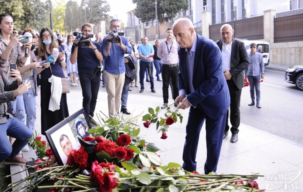 Azərbaycan mətbuatının nümayəndələri şəhid jurnalistlərin xatirəsini yad edir