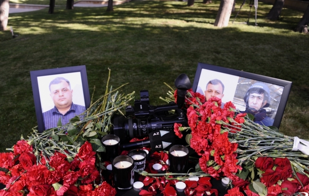 Des représentants des médias azerbaïdjanais commémorent les journalistes tombés en martyrs