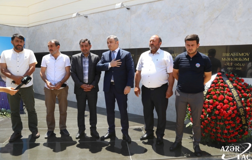 Şəhid jurnalistlər Məhərrəm İbrahimov və Sirac Abışovun adları AzTV-nin həyətindəki abidə kompleksinə yazılıb