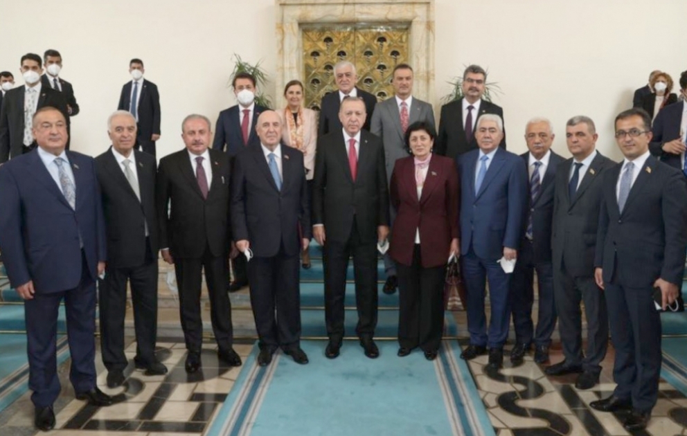Türkiyə Prezidenti Rəcəb Tayyib Ərdoğan Ankarada səfərdə olan Azərbaycanın parlament nümayəndə heyəti ilə görüşüb