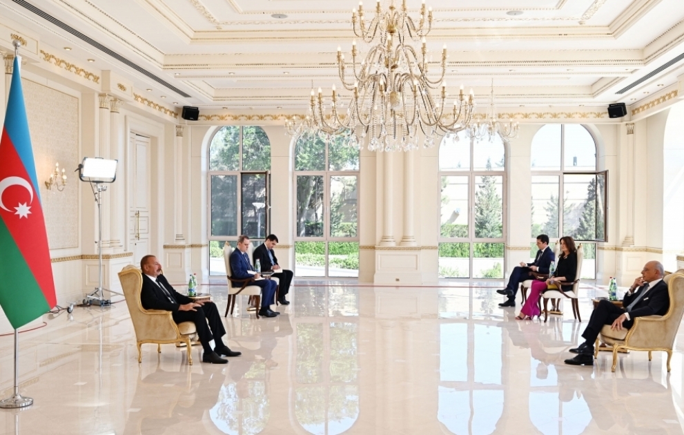 Prezident İlham Əliyev İtaliyanın Azərbaycanda yeni təyin olunmuş səfirinin etimadnaməsini qəbul edib