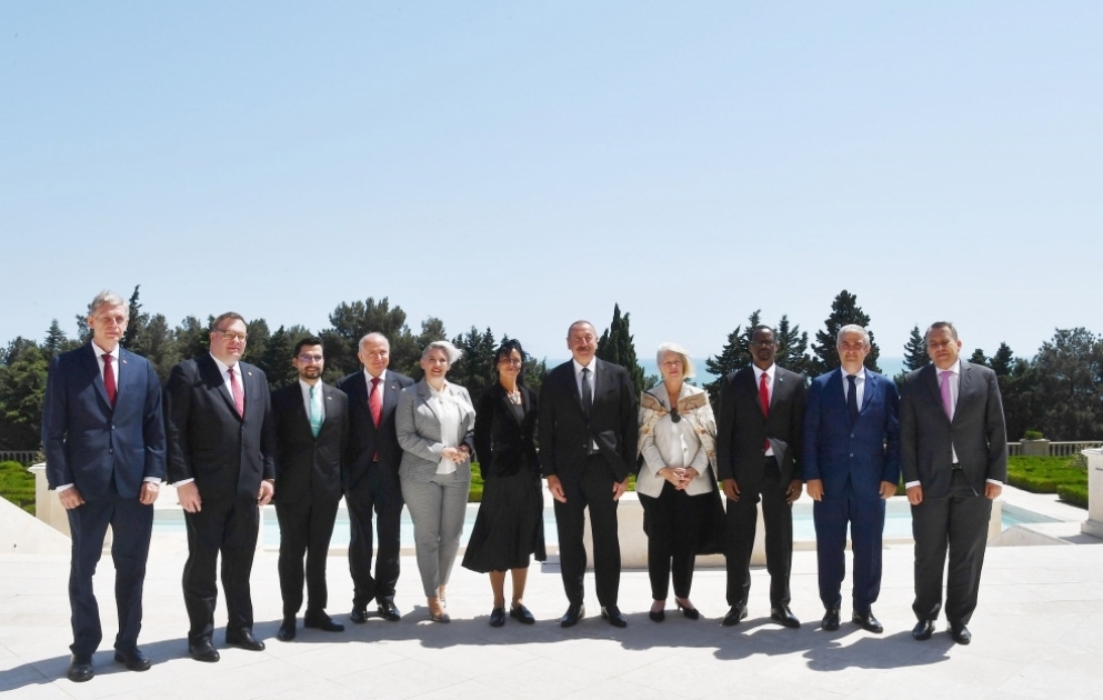 Prezident İlham Əliyev on ölkənin Azərbaycanda yeni təyin olunmuş qeyri-rezident səfirlərinin etimadnamələrini qəbul edib