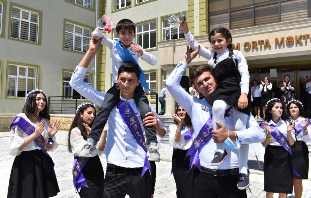 Beyləqanda tam orta təhsil səviyyəsini bitirən 761 məzun üçün “Son zəng” çalınıb