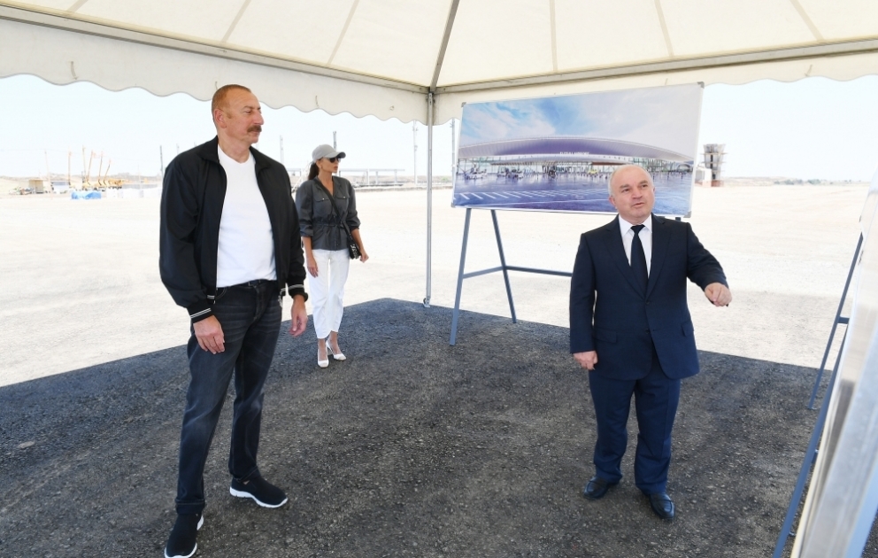 Prezident İlham Əliyev və birinci xanım Mehriban Əliyeva Füzuli rayonuna səfərə gəliblər 
Füzuli Beynəlxalq Hava Limanında tikinti işlərinin gedişi ilə tanışlıq