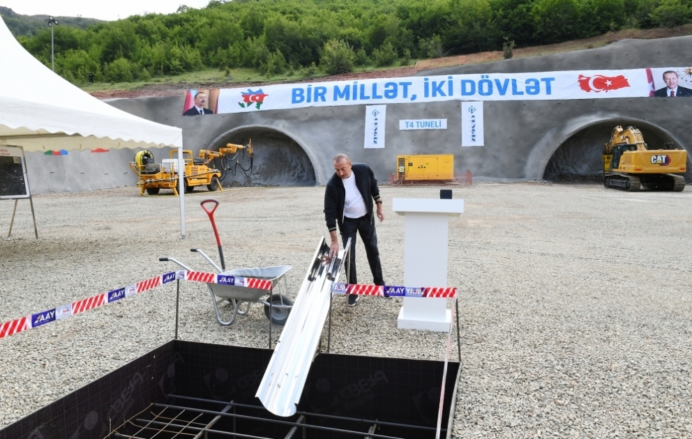 Prezident İlham Əliyev Əhmədbəyli-Füzuli-Şuşa avtomobil yolunda inşa olunacaq tunelin təməlini qoyub