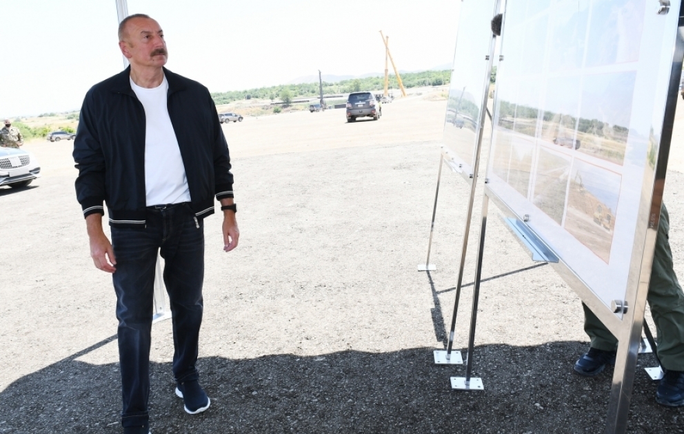 Präsident Ilham Aliyev inzpiziert Straßenbauarbeiten im Rayon Füsulu