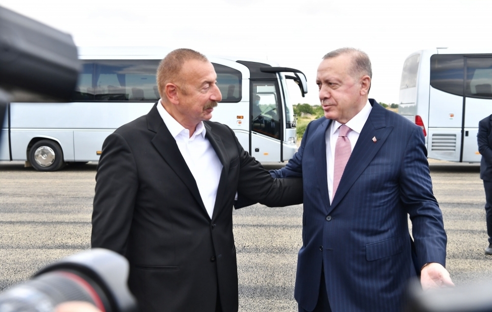 Le président azerbaïdjanais Ilham Aliyev accueille le président turc Recep Tayyip Erdogan à Fuzouli