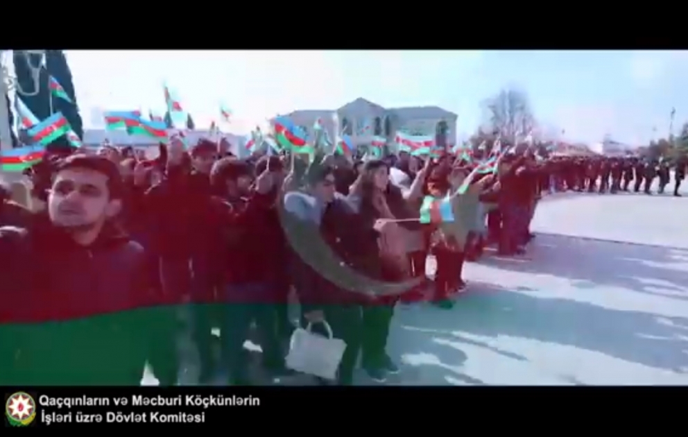 Məcburi köçkünlər əsgərlərin səsinə səs verdilər