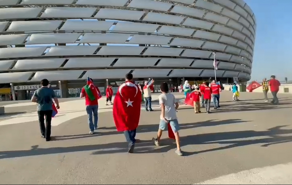 Olimpiya stadionuna axışan futbol azarkeşləri