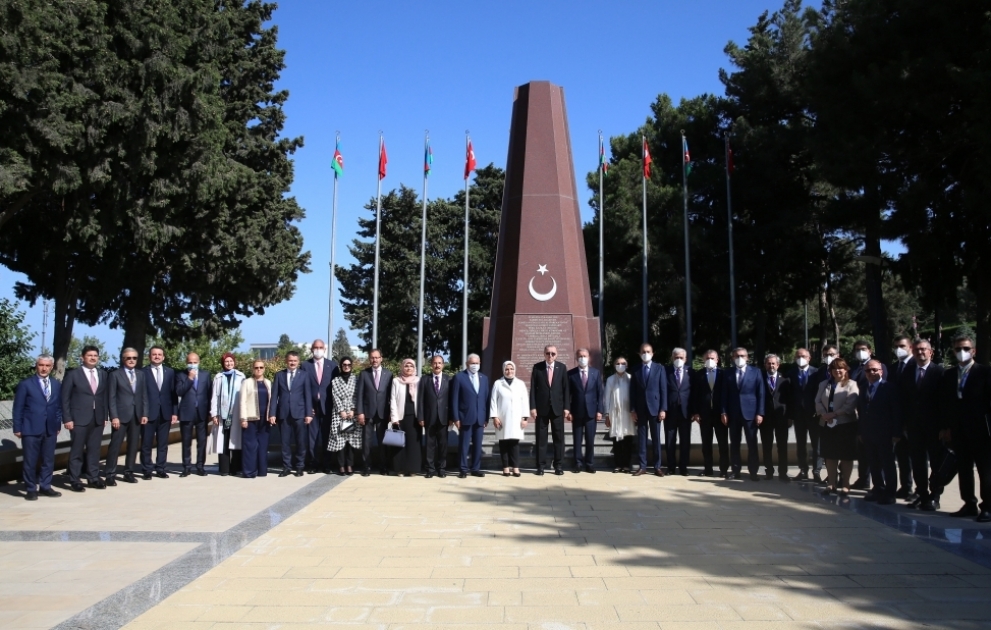 Turkish President Recep Tayyip Erdogan pays respect to Azerbaijani heroes
