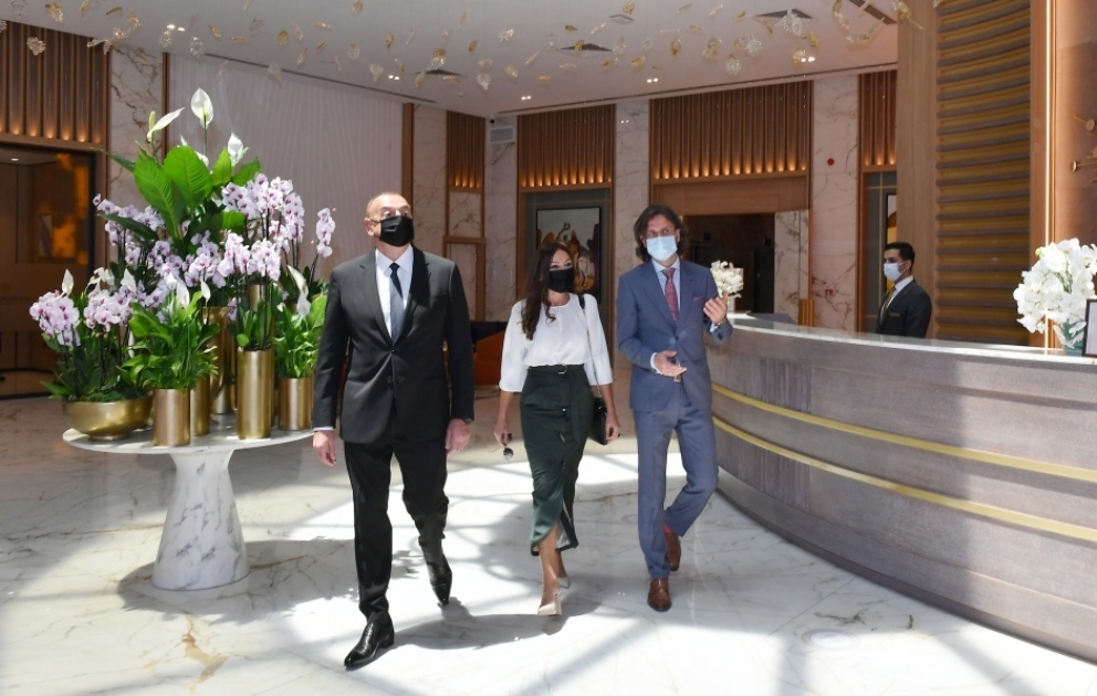 Präsident Ilham Aliyev weiht Hotel “Intercontinental“ in Baku ein