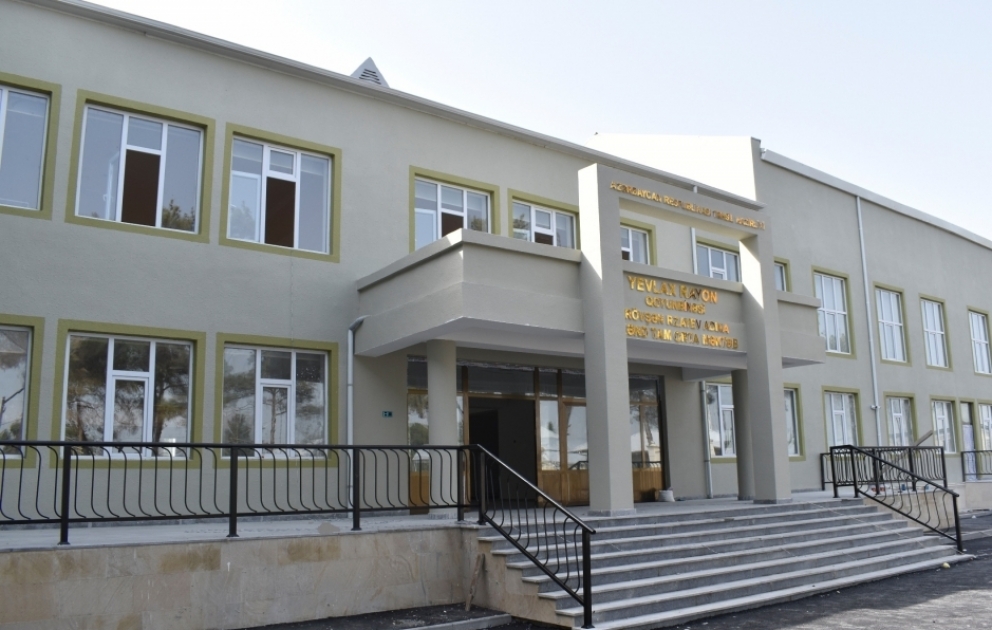 Yevlax rayonunun Qoyunbinəsi kəndində inşa edilən yeni məktəb binasında son tamamlama işləri görülür