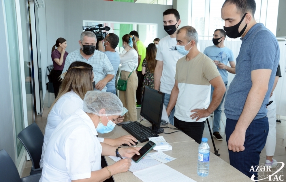 TƏBİB-in səyyar briqadaları iri ticarət mərkəzlərində peyvəndləmə aparırlar