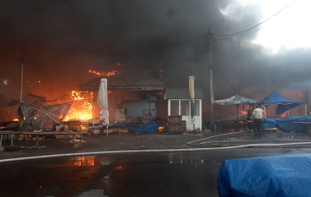 İmişlidə mərkəzi bazar yanır