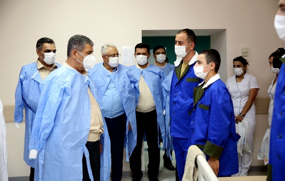 Silahlı Qüvvələr Günü münasibətilə müdafiə naziri hərbi hospitalda olub